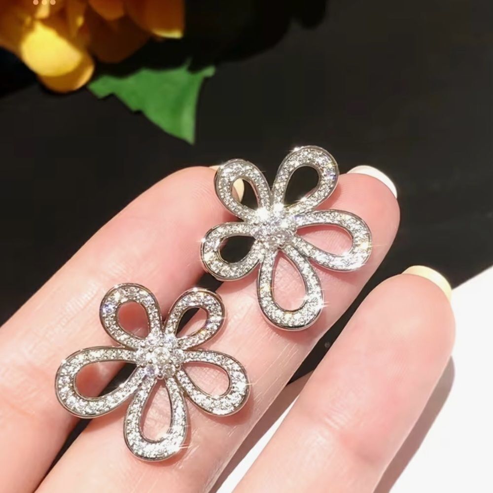 🌺 Betsey Johnson Sparkling Silver Floral Earrings 🌺
